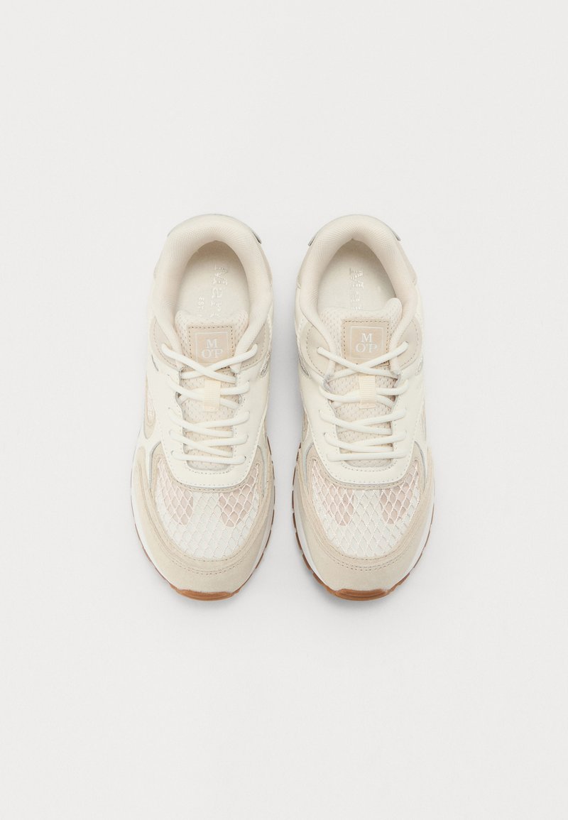 Cremfarbene Sportschuhe aus Mesh und Wildleder. Mit weißen Schnürsenkeln, strukturierten Gummisohlen und Logodetails auf der Zunge.