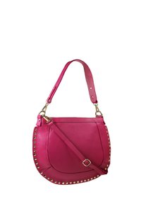 Sac à main en cuir rose avec une forme arrondie, accents cloutés le long du bord et doubles poignées de couleur assortie, doté d'une fermeture zippée.
