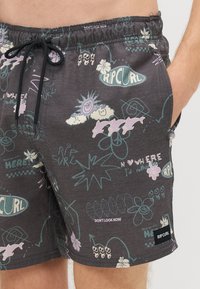 Čierne plavky s multicolor grafickými potlačami, s nastaviteľným pásom na šnúrku, bočnými vreckami a logovými akcentmi. Rôzne abstraktné vzory.