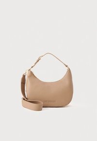 Beige skulderveske i lær med en buet form, detaljer i gullfarge og justerbar stropp, med logo preget på forsiden.