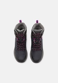 Černé turistické boty se šedými polstrovanými límci a růžovými akcenty. Mají ochranné gumové podrážky a vzorované šňůrky pro bezpečné upevnění.