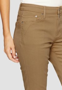 s.Oliver Vaqueros slim fit - sandfarben
