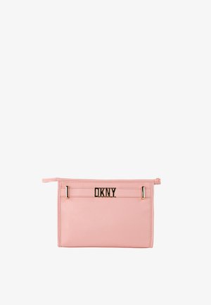 Bolso de mano sintético rosa con cierre de cremallera, con el logo "DKNY" en tono dorado y dos acentos horizontales cosidos. Textura suave.