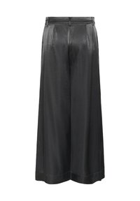 Pantaloni neri a gamba larga realizzati in un materiale liscio e lucido. Presentano una vita alta con pieghe strutturate e un orlo pulito.
