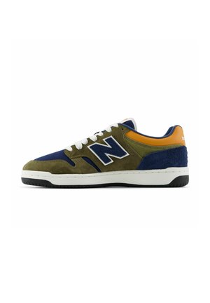Low-Top Sneaker mit olivgrünen, dunkelblauen und orangefarbenen Wildleder- und Stoffeinsätzen, weißen Schnürsenkeln und weißer Gummisohle mit schwarzer Profilsohle.
