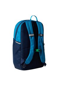 Hátizsák, amely kék és sötétkék anyagok keverékéből készült, párnázott vállpántokkal, oldalsó hálós zsebbel és elülső csattal a biztonságos lezáráshoz.