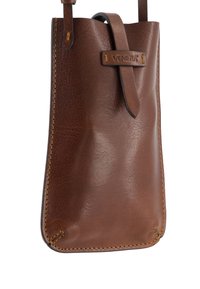 Brun lædertaske med en glat tekstur, der har et simpelt design, syede detaljer og et mærke label på forsiden.