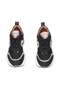 Sneakers neri dal design elegante, con una parte frontale lucida e testurizzata, dettagli in oro rosa e suole bianche. Include un'apertura per una facile indossatura.