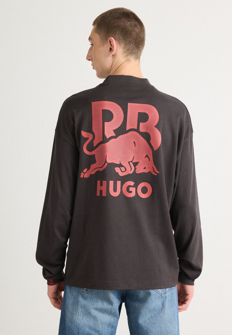 T-shirt a maniche lunghe nera con un grande grafico di un toro rosso e "RR" sopra "HUGO" sul retro. Realizzata in un tessuto morbido e strutturato.