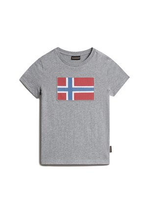 Szara koszulka z krótkim rękawem z prostokątną naszywką z flagą Norwegii na środku klatki piersiowej.
