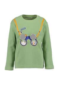 Grøn bluse med lange ærmer og ribbet tekstur, der har et grafik af kikkert, orange stropper og legende bjerg- og dyredesigns.