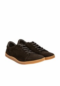 Zapatillas de ante marrón oscuro con suelas de goma, puntera redonda y cordones planos. Presentan detalles de costura y un cuello acolchado para mayor comodidad.