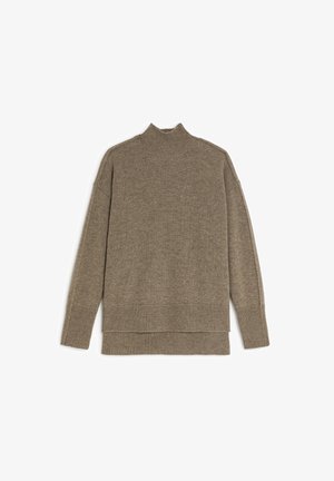 Bruine gebreide trui met een hoge hals, verlaagde schouders en geribde mouw- en onderranden. Heeft een zachte textuur en een relaxte pasvorm.