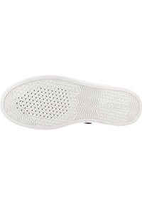Suela de zapato de goma blanca con patrones circulares elevados y ranuras para tracción, con un acabado suave y ligeramente texturizado.