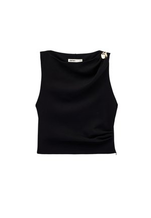 Top corto nero senza maniche con scollo drappeggiato e bottone decorativo dorato sulla spalla sinistra, leggermente piegato in vita.