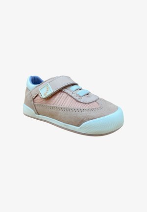 Zapato para niño pequeño en tonos rosa claro y beige, con interior azul, correa de velcro y suela de goma blanca texturizada.