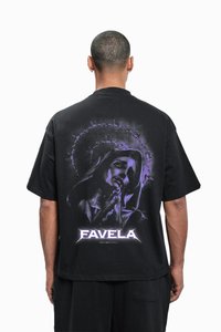 Sort oversized t-shirt med et lilla og hvidt grafisk design på bagsiden, der viser en stiliseret figur og ordet "FAVELA."