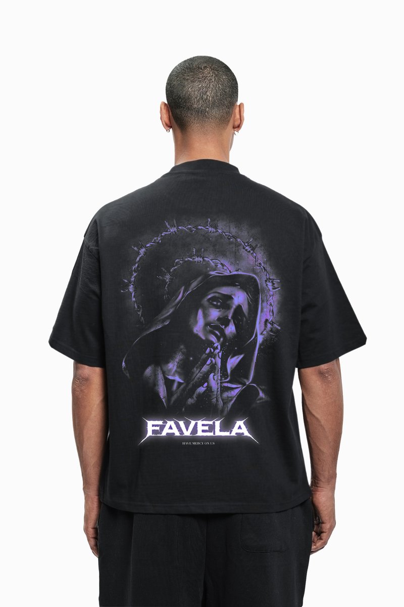 Sort oversized t-shirt med et lilla og hvidt grafisk design på bagsiden, der viser en stiliseret figur og ordet "FAVELA."