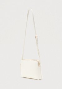 Λευκή τσάντα χιαστί από υλικό τεχνόδερμα με υφή, με δομημένο, ορθογώνιο σχήμα, διπλό φερμουάρ και ρυθμιζόμενο λουρί.