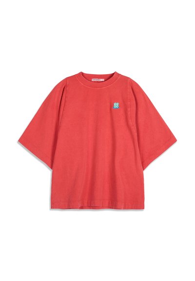 T-shirt rouge oversize à manches courtes avec un petit logo brodé bleu et vert sur la partie gauche de la poitrine.