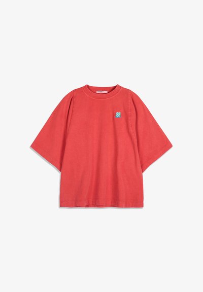 T-shirt rouge oversize à manches courtes avec un petit logo brodé bleu et vert sur la partie gauche de la poitrine.