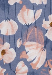 Blumenstoff mit großen Pfirsich- und weißen Blumen auf blauem Hintergrund, sichtbar texturiert und mit feiner vertikaler Rippung.