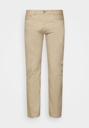 Beige bukser med lige ben, frontknap og lynlås, bæltestropper og fem lommer, vist på en hvid baggrund.