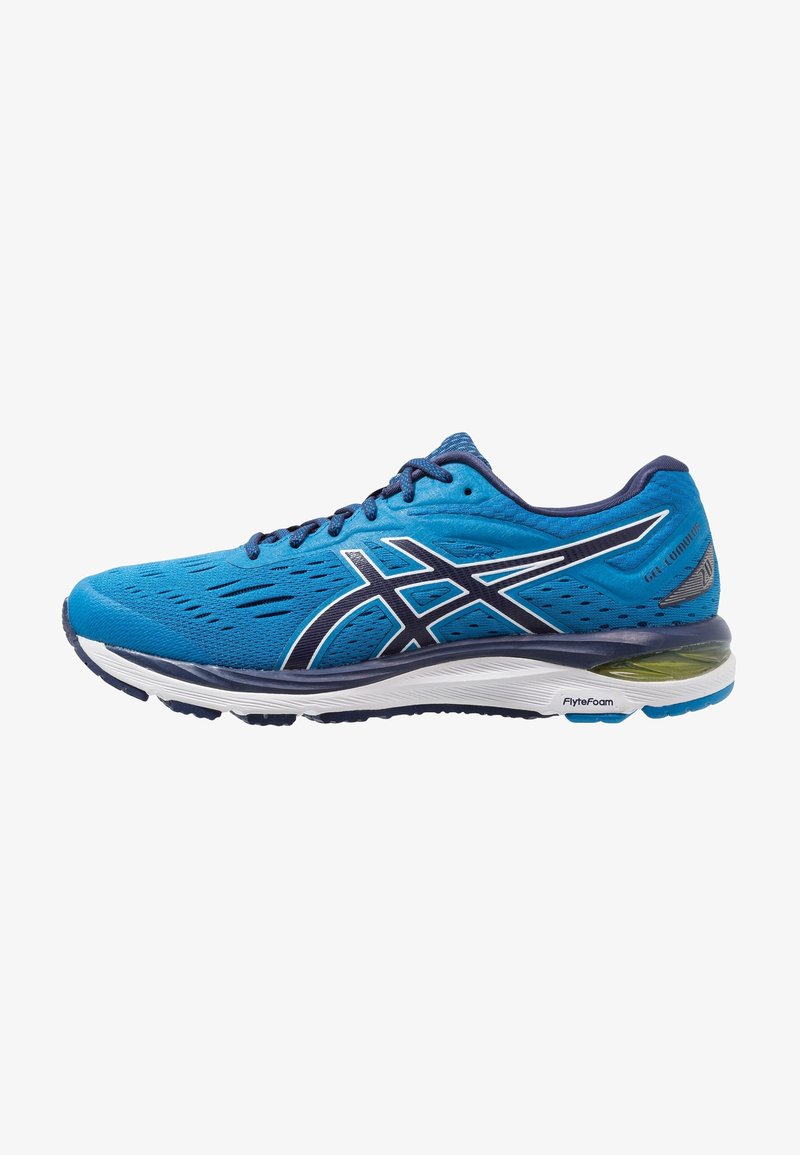 Blauer Asics-Laufschuh mit marineblauen und weißen Akzenten, Mesh-Obermaterial, gepolsterter Sohle mit der Bezeichnung FlyteFoam und Gel-Dämpfung in der Ferse.