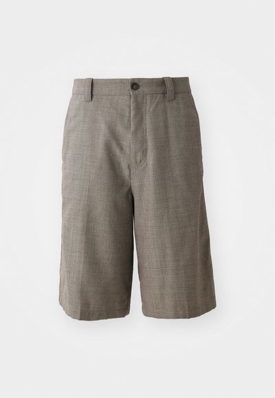 Grau karierte Shorts mit einem taillierten Design, ausgestattet mit einem Frontknopfverschluss und zwei Seitentaschen. Hergestellt aus strukturiertem Stoff.