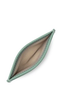 Borsellino per monete in pelle verde con forma curvata, dettagli cuciti e un interno beige texturizzato, dotato di una semplice chiusura metallica.