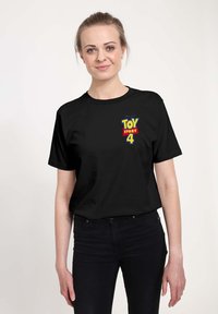 Sort bomulds t-shirt med et multicolorer "Toy Story 4" grafisk motiv på forsiden. Korte ærmer og rund halsudskæring.