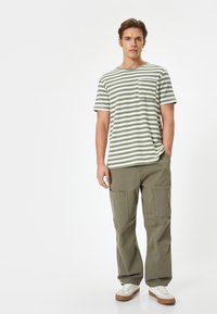 Koton POCKET DETAIL - Camiseta estampada - green