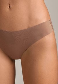 Brązowe bikini dolne bez szwów o miękkiej, gładkiej teksturze i minimalistycznym designie. Posiada szeroki, płaski pas.