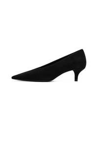 Escarpin en daim noir à bout pointu avec un petit talon. Il présente une texture lisse et une silhouette épurée, conçu pour des occasions formelles ou professionnelles.