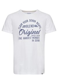 Hvit bomulls T-skjorte med rund hals og korte ermer. Frontgrafikk med tekst i marineblått som sier "Claim Your Denim Rights" med dekorative detaljer.