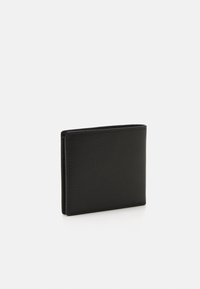 Svart lommebok i skinn med teksturert overflate, slank rektangulær form og minimalistisk design. Ingen synlige detaljer eller pynt.