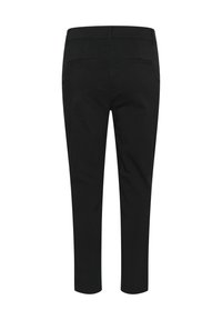 Černé kalhoty na míru zobrazené zezadu s dvěma žebrovanými kapsami a rovnými nohavicemi, na jednoduchém bílém pozadí.