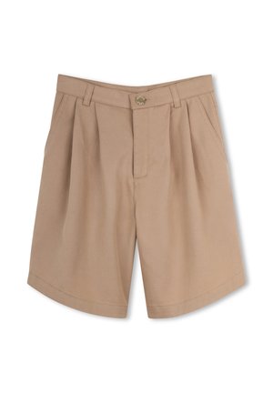 Shorts beiges sur mesure avec plis, poches latérales, passants pour ceinture et fermeture à bouton à l'avant sur fond blanc.
