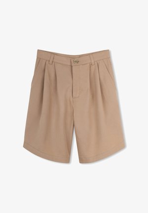 Beige op maat gemaakte shorts met plooien, zijzakken, riemlussen en een knoopsluiting aan de voorkant op een witte achtergrond.