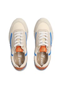 Ett par beige sneakers med blå accenter, vita snören och orange etiketter, sedda ovanifrån som visar "paul green" märkning inuti.