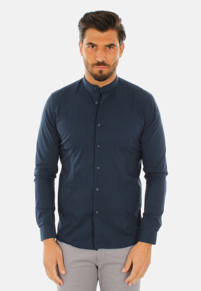 Maglietta blu navy a maniche lunghe con colletto alla cinese, chiusura anteriore con bottoni e una texture liscia. Design slim fit, accenti minimi.
