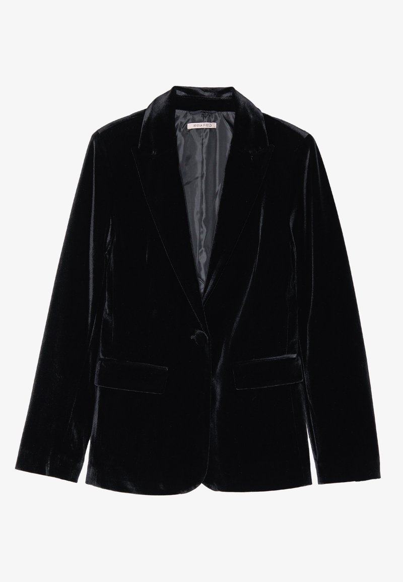 Černý sametový blejzr s hladkým povrchem, s klopami, zapínáním na jeden knoflík a dvěma předními kapsami, vystavený na bílém pozadí.