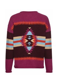 Strickpullover in Lila und Burgunder mit geometrischen Mustern in Orange, Blau und Creme. Rundhalsausschnitt und lange Ärmel. Strukturierte Optik.