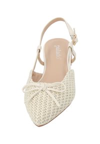 Scarpa slingback beige intrecciata con punta appuntita, fiocco decorativo e cinturino alla caviglia regolabile. Fodera interna liscia e suola piatta.