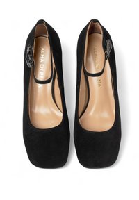 Scarpe nere in suede con tacco alto, punta quadrata e ritaglio laterale. Presentano un accento decorativo in metallo nero vicino al tallone.