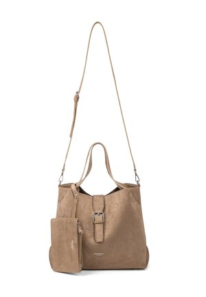 Sac fourre-tout en daim beige avec détail boucle, poignées courtes, bandoulière réglable et pochette zippée amovible assortie sur fond blanc.
