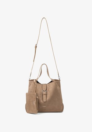 Borsa tote in camoscio beige con dettaglio fibbia, manici corti, tracolla lunga regolabile e pochette con cerniera removibile abbinata su sfondo bianco.