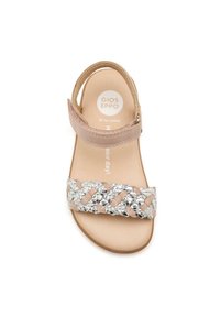 Sandal in pelle con una cinghia alla caviglia di un rosa chiaro e una fascia intrecciata argentata. Sole piatto, texture liscia e dettaglio del plantare con marchio. Taglia 26.