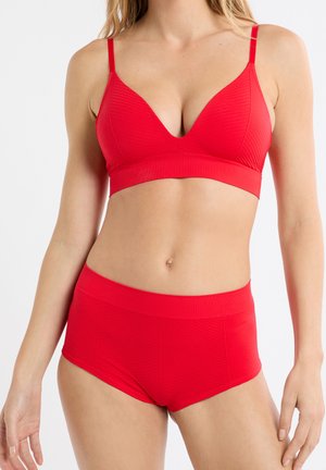 Rote gerippte Bralette mit verstellbaren Trägern und tiefem V-Ausschnitt, kombiniert mit passenden, hoch taillierten Boyshorts mit glattem Bund.