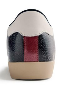 Sneaker in pelle con una texture nera screpolata, parte superiore in pelle bianca, striscia bordeaux e suola in gomma beige. La vista posteriore mette in evidenza i dettagli di cucitura.